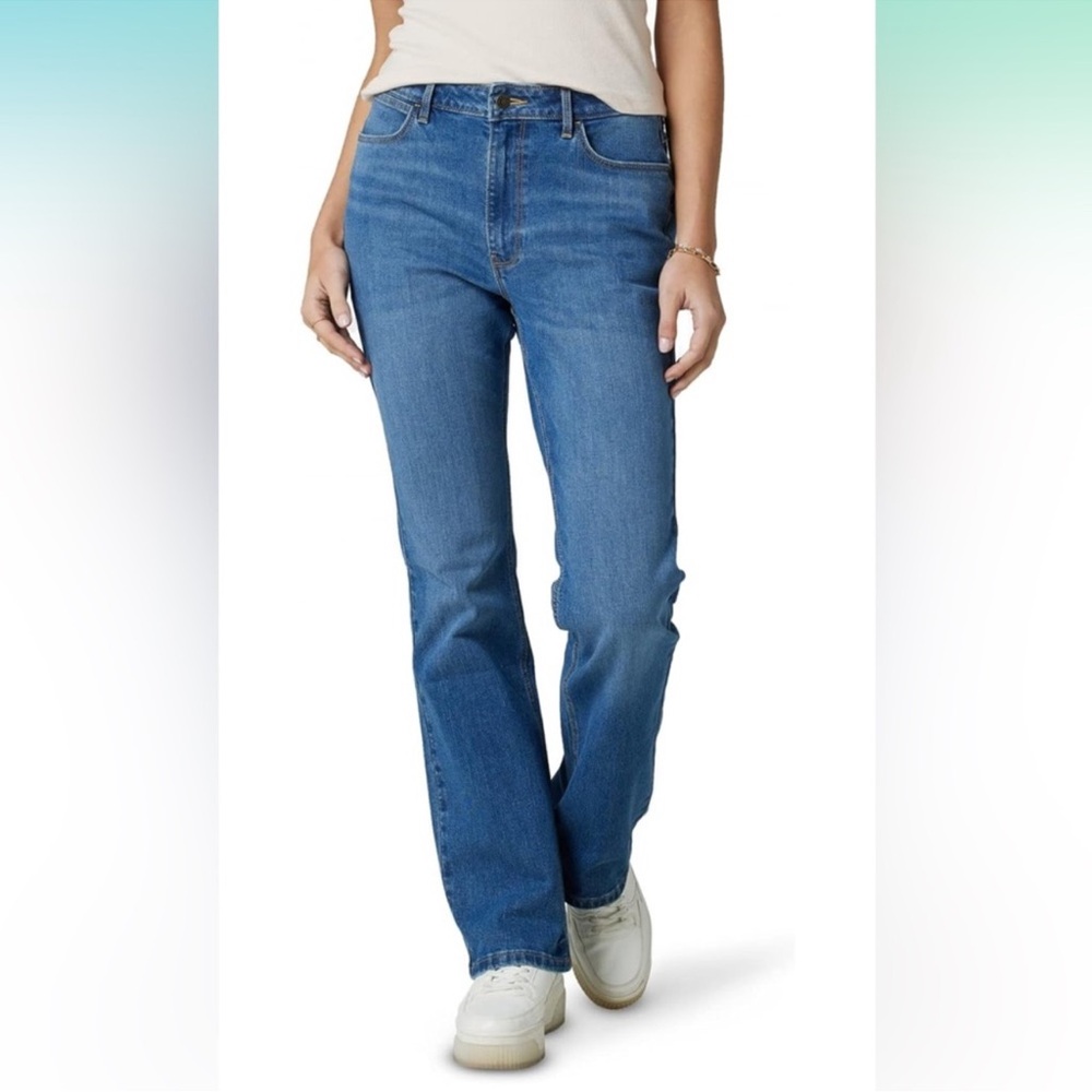 Wrangler High Rise Straight Leg Jeans in Medium Blue